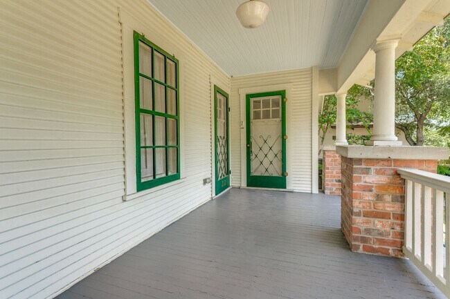 Foto del edificio - 4-BEDROOM IN ALAMO HEIGHTS