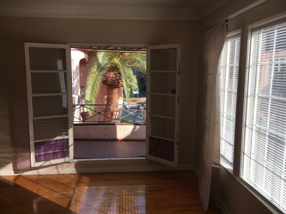 Private patio off your living room - 635 1/2 S Burnside Ave