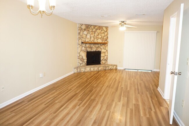 Building Photo - 2 Bedroom Townhome Near Mayport