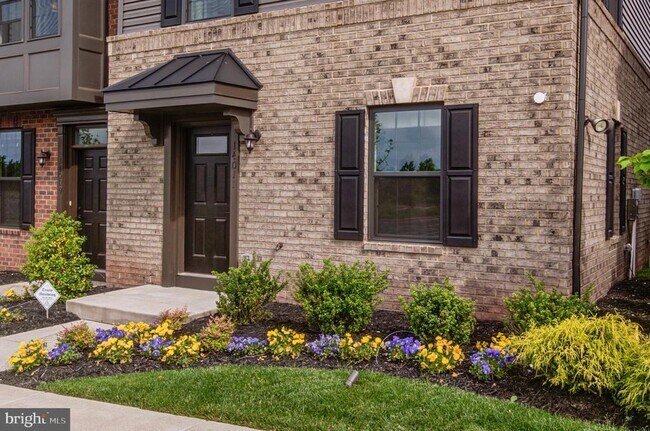 Building Photo - 14011 Sunrise Valley Dr