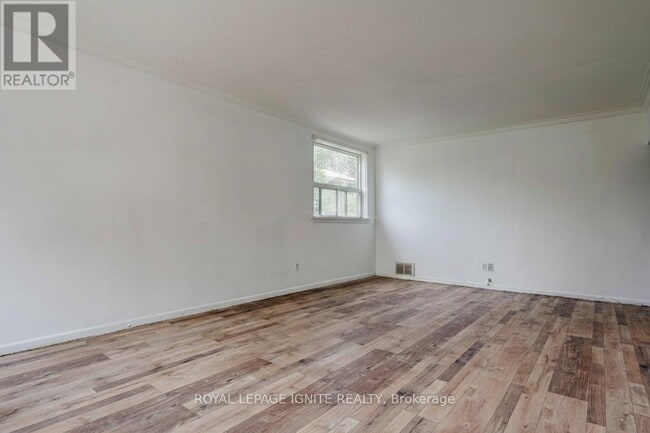 Photo du bâtiment - 573A Birchmount Rd