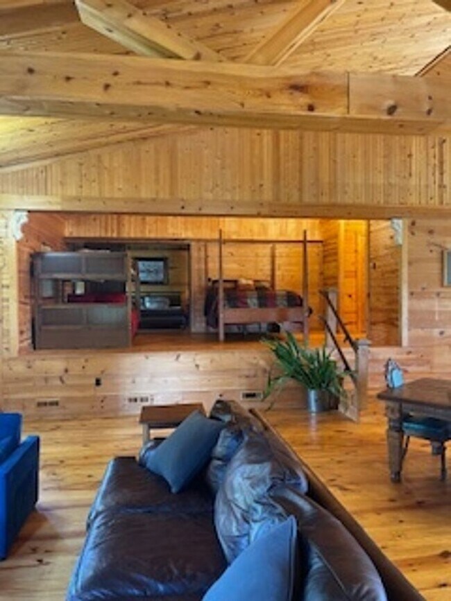 Foto del edificio - 2 Bedroom Condo on horse farm in Springfie...
