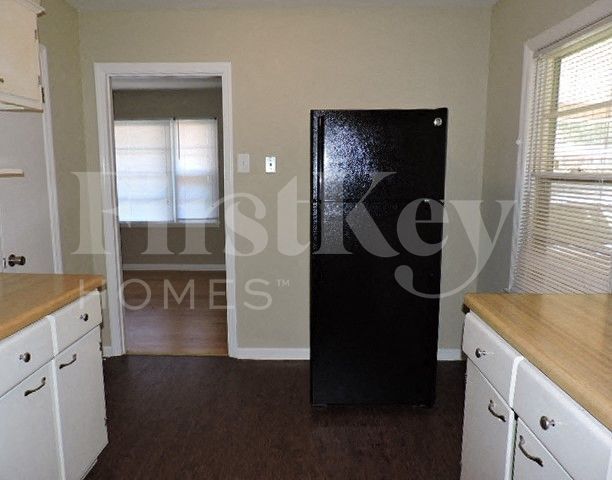 Foto del edificio - 1458 S White Station Rd