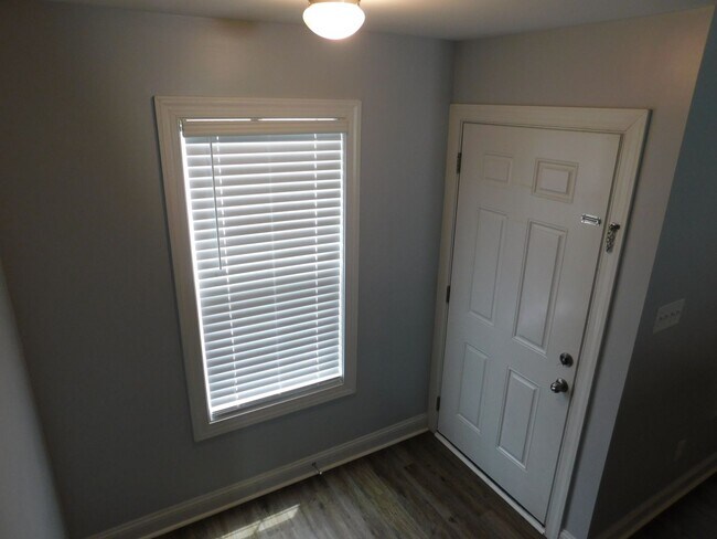 Building Photo - Like New Townhome!