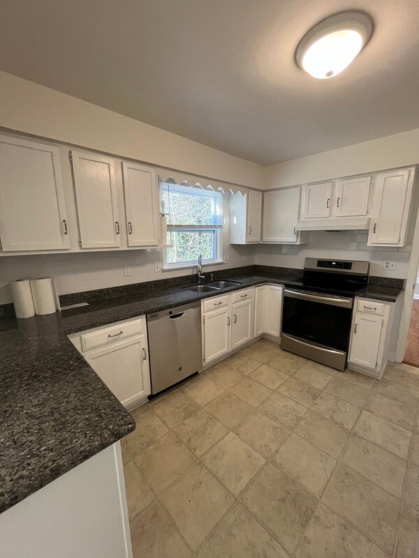 Building Photo - 5129 Macandrew Dr
