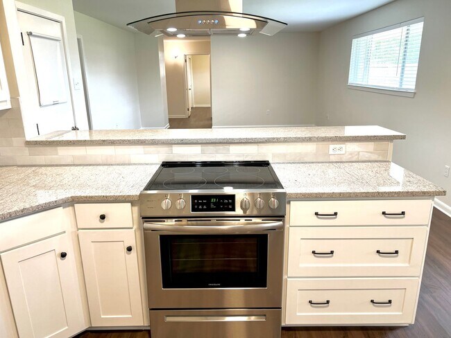 Foto del edificio - Updated 3 Bedroom Home with All Appliances & Double Garage