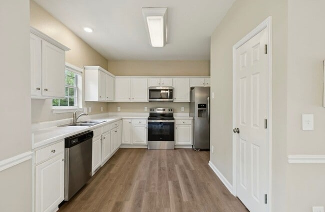 Building Photo - 2300 Devonshire Dr