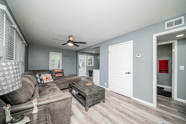 Foto del edificio - Please View 3D Virtual Walk-Through Before Scheduling a Showing