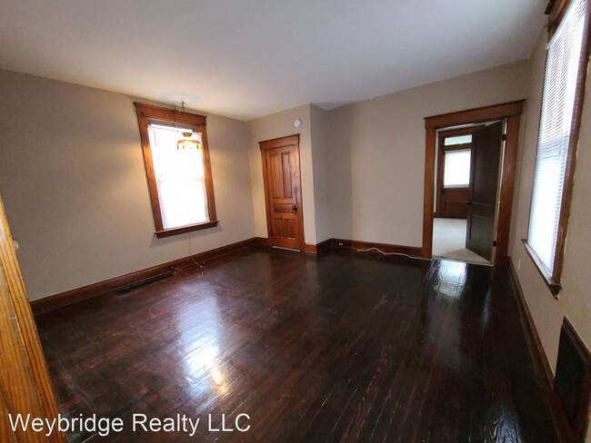 Building Photo - 3 br, 1.5 bath House - 321 Walnut St