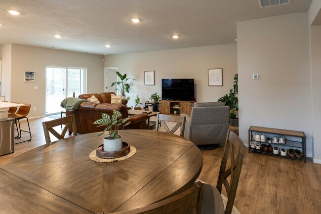 Foto del edificio - 8210 Allora Rd