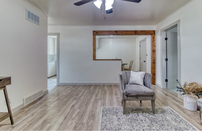 Building Photo - 2114 W 48th Pl