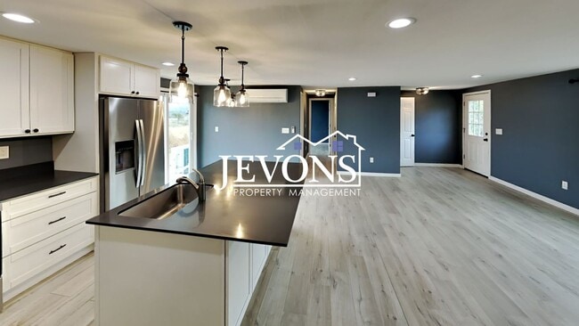 Building Photo - Charming 3-bedroom home in a peaceful sett...