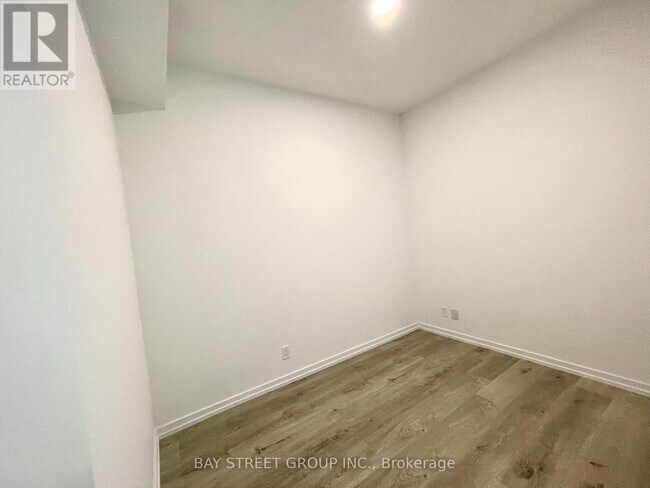 Photo du bâtiment - 1000-1000 Portage Pkwy