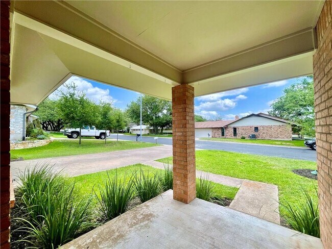 Foto del edificio - 6703 Rustling Oaks Trail