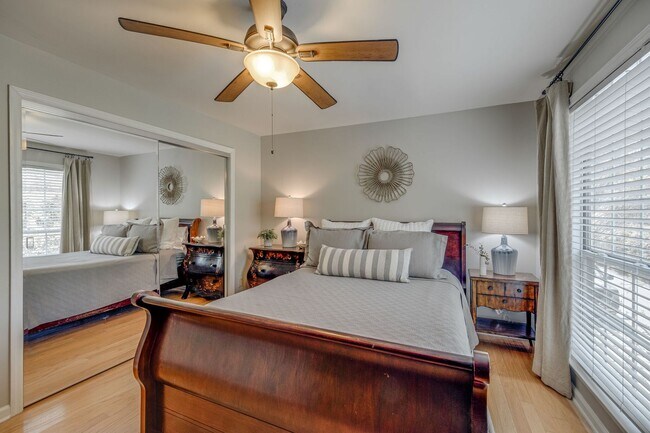 Foto del edificio - FULLY FURNISHED 2 BED 2 BATH TOWNHOME IN GREENHILLS $2500 PER MONTH.