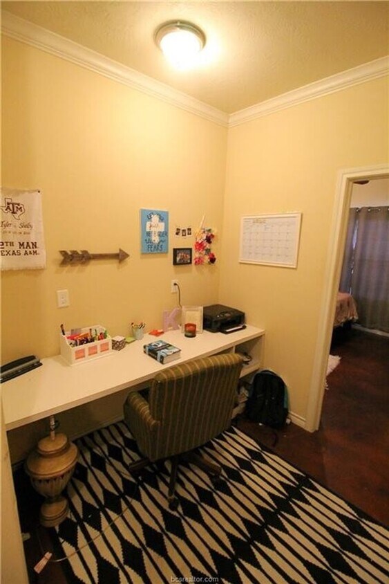 Primary Photo - Spacious 4 Bedroom, 3 Bathroom House in Ho...