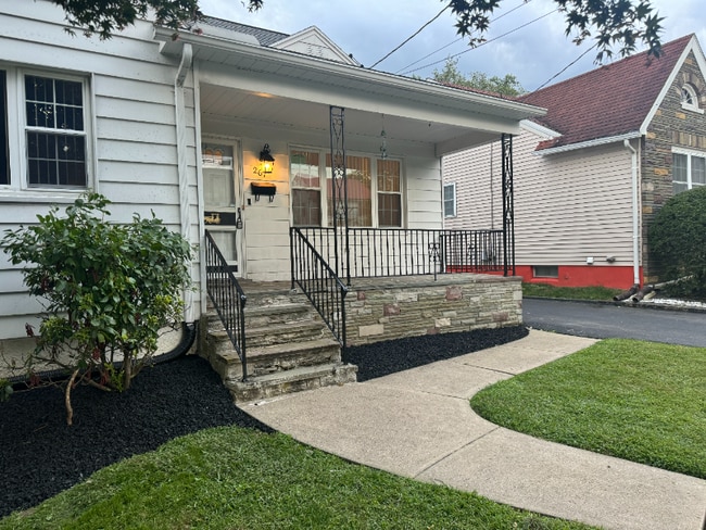 Building Photo - 267 Simpson St
