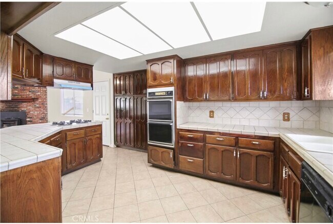 Foto del edificio - 22234 Rosary Ave