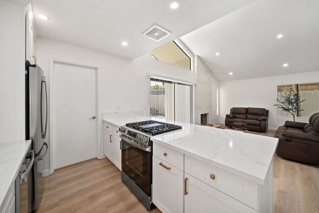 Foto del edificio - Fully remodeled luxury 3 bedroom 2 bathroom home with 2 car garage