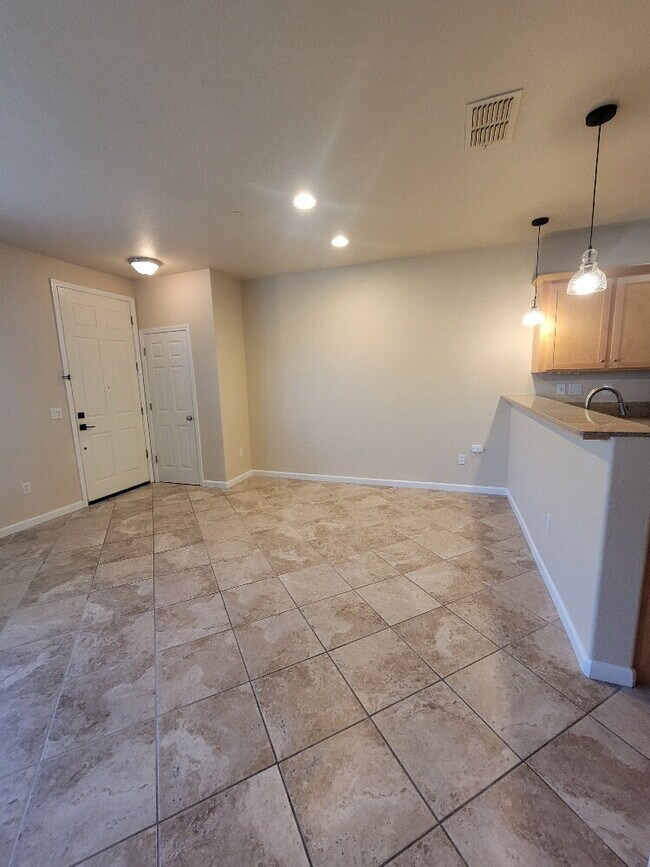 Foto del edificio - Gorgeous Condo in the heart of Folsom Community