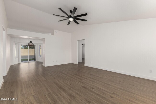 Foto del edificio - 705 S Monterey St