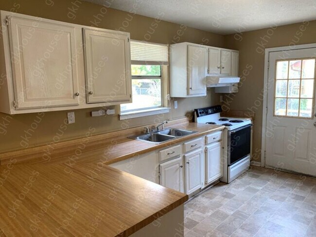 Building Photo - 3 beds 1 baths Pet Friendly (1 pet max)