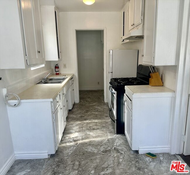 Building Photo - 6607 1/2 Brynhurst Ave