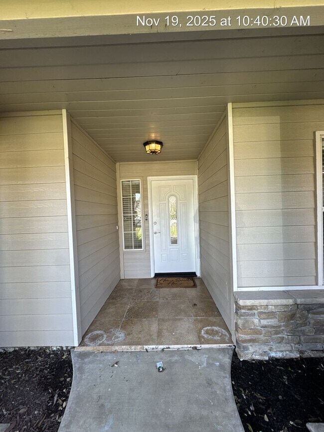 Building Photo - Rent Ready 3 Bedroom Home in North West Visalia!