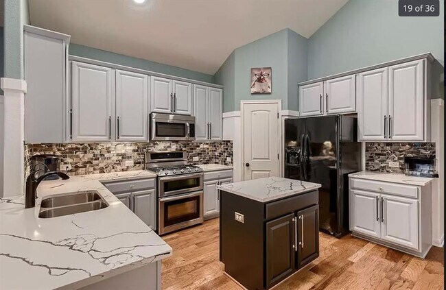 Foto del edificio - 5301 Scenic Lake Dr