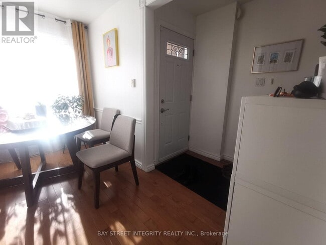 Building Photo - 976 Raintree Ln