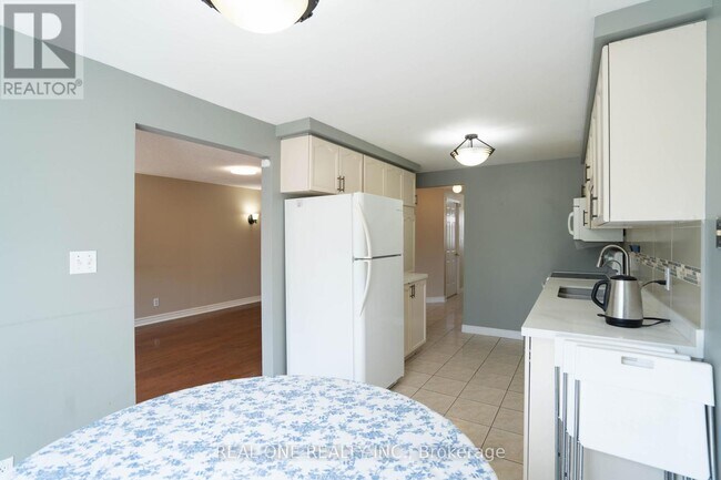 Building Photo - 407 Downsview Pl