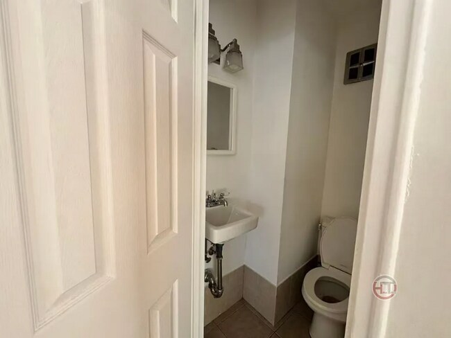 Building Photo - 1027 Throgmorton Ave