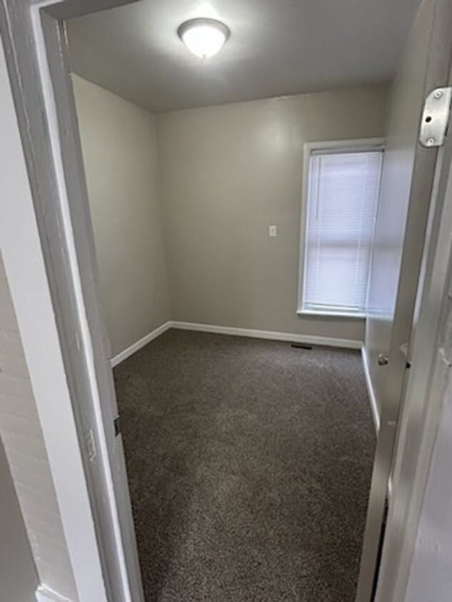 Building Photo - 2 bedroom, 1 bath House!