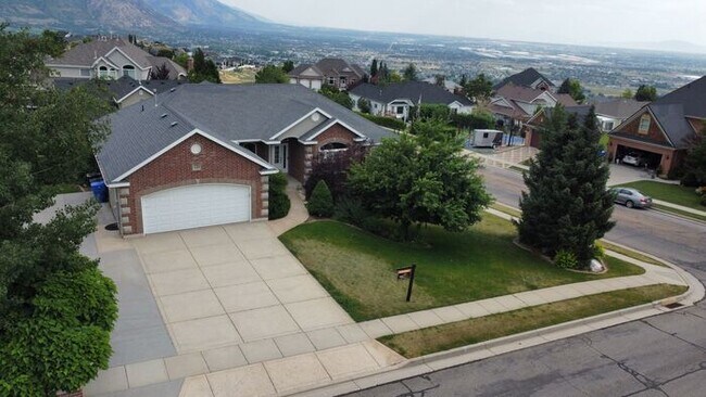 Foto del edificio - 5 bdrm 3bth Home 3 Car Garage Some utilities included