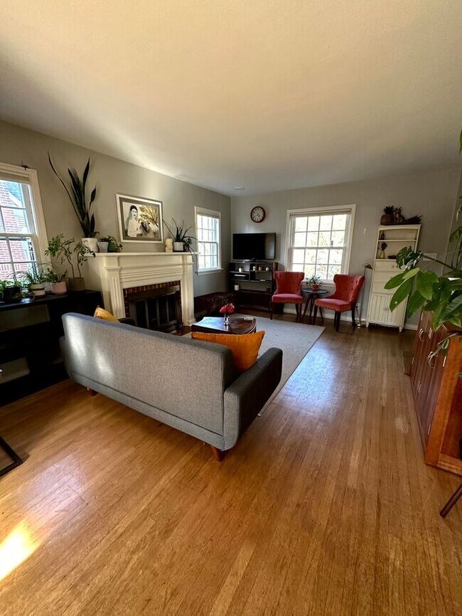 Foto del edificio - Charming Fully Furnished Bungalow Rental with Modern Amenities in Roseway!