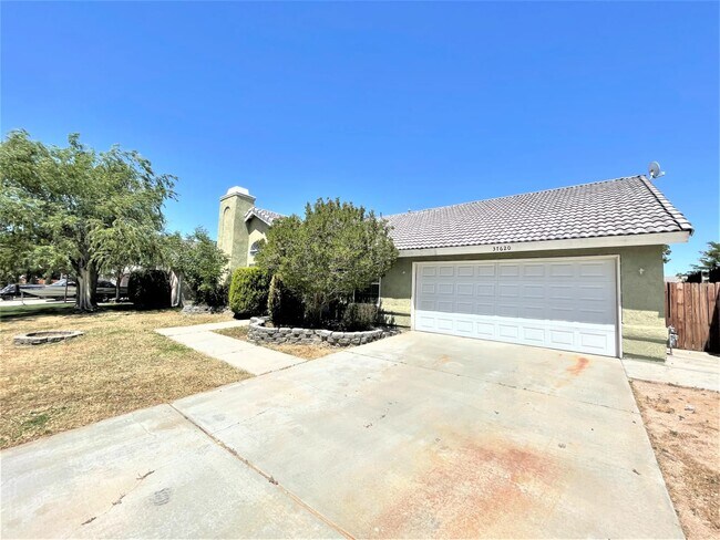 Building Photo - 37620 Robin Ln