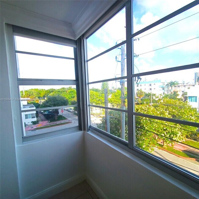 Foto del edificio - 8000 Harding Ave