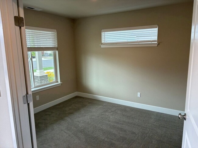Building Photo - Newer Home in Redmond with Large Fenced Ba...