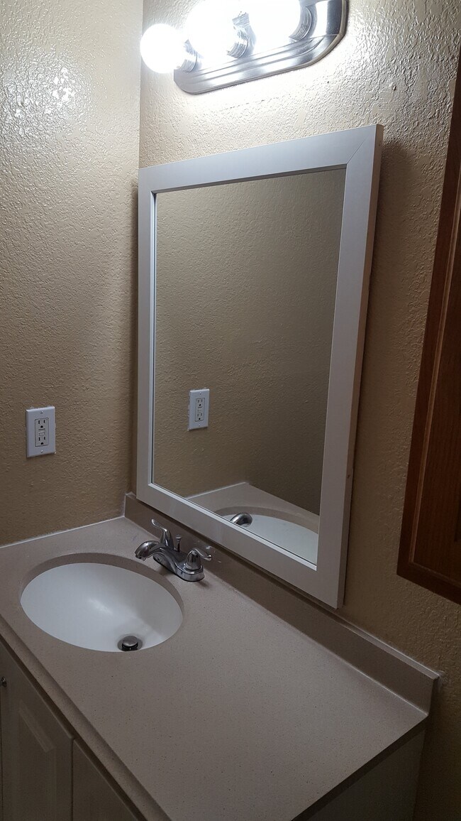 Baño - 902-B Bret Ln