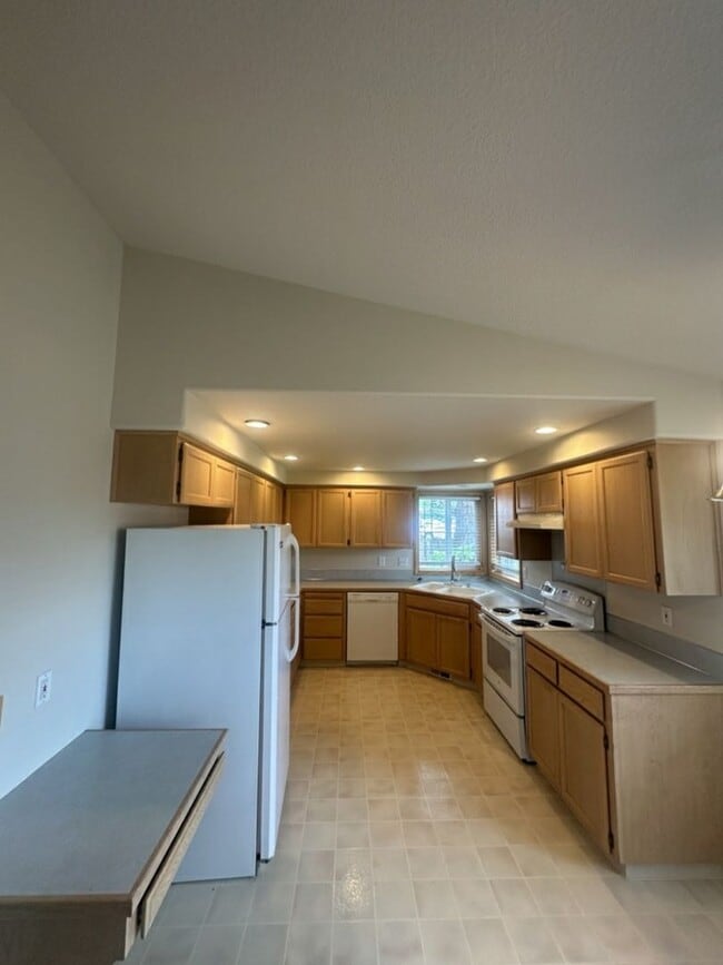 Building Photo - Ranch, 2 Bedroom + Bonus Room / Office.