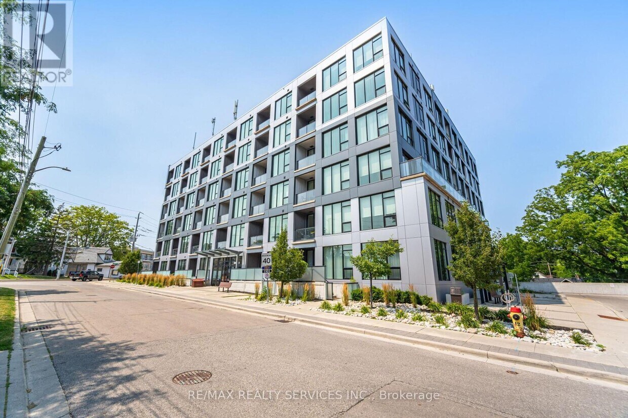 Primary Photo - 690 King St W