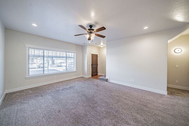 Building Photo - 3 Bed 1.5 Bath Townhome