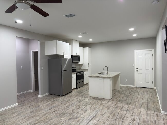 Building Photo - 1404 W Heritage Dr