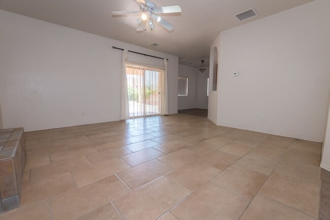 Foto del edificio - Large Corner Lot Home with 3 Bedrooms, 2 Baths, Central A/C, Washer & Dryer included!