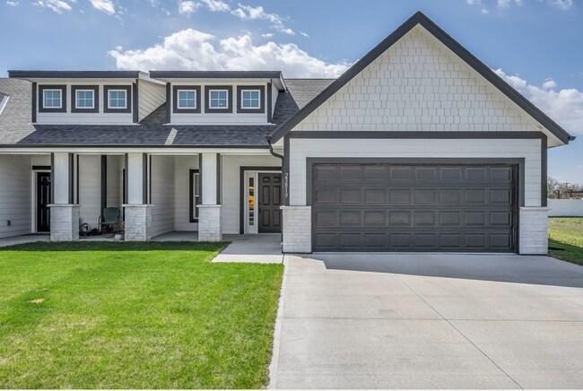 Building Photo - Modern Duplex with Spacious Design & Upsca...