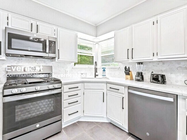 Foto del edificio - 8633 Westglen Dr