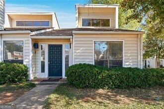 Building Photo - 813 Serramonte Dr