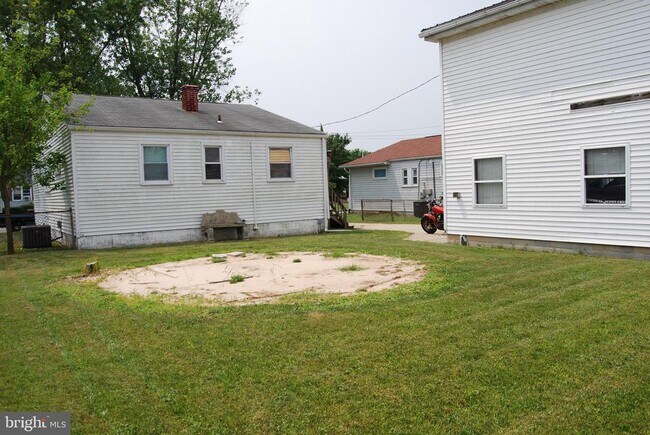 Building Photo - 908 Homberg Ave