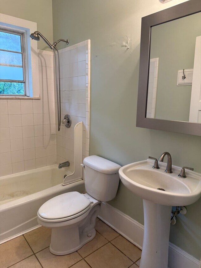 Foto del edificio - Remodeled 2BR convenient to UNCG-Lawn Serv...
