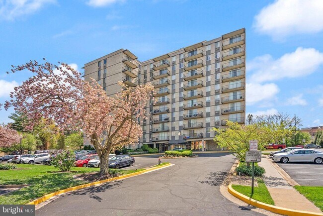 Building Photo - 3245 Rio Dr